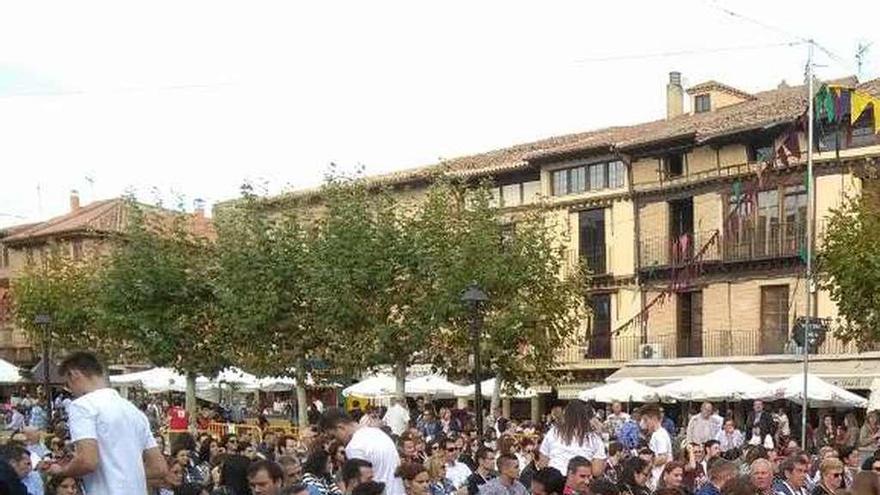 Aficionados degustan un vino blanco de la zona.