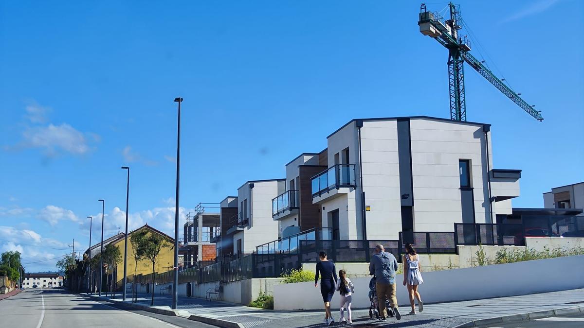 Viviendas unifamiliares en construcción en Lugones, en una imagen de este verano.