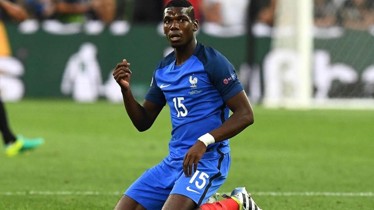 Pogba, de rodillas durante el encuentro de semifinales de la Eurocopa ante Alemania