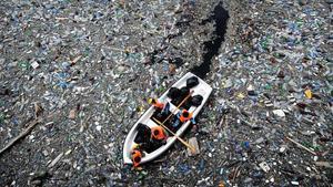 rjulve11920124 the decade in pictures     br   volunteers try to clear a da181024182641