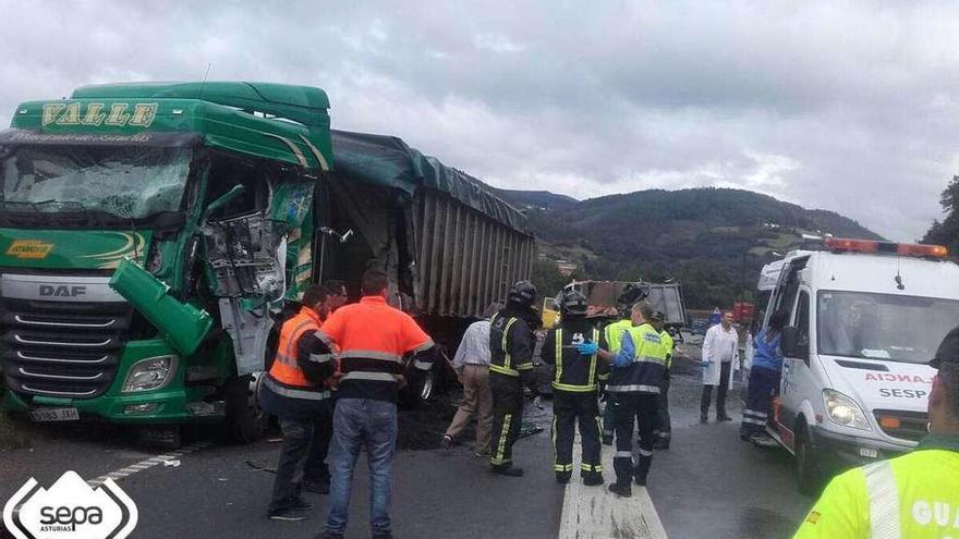 Dos heridos, uno grave, al chocar dos camiones en el Corredor del Narcea cerca de Salas