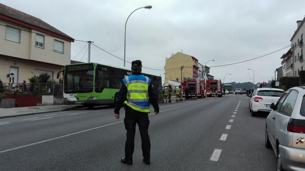 Incendio de un Vitrasa en Chapela