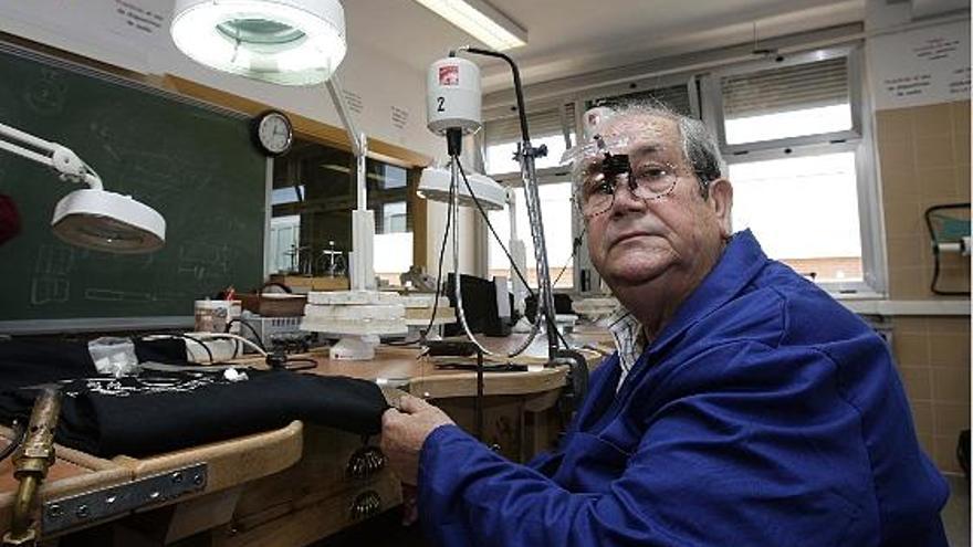 Emilio Herrera trabaja en su pupitre del aula de joyería.