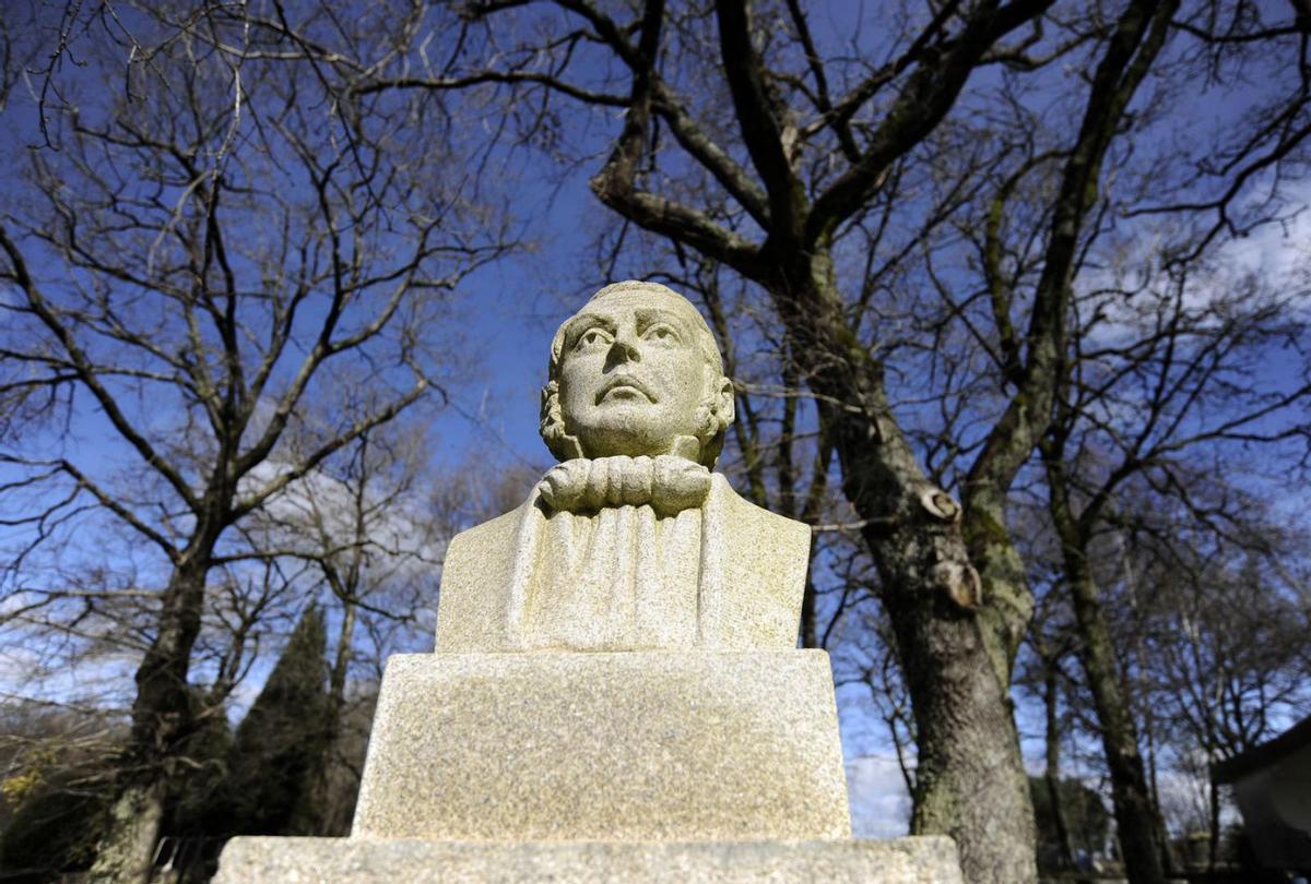 El bustodedicado a la figura del Matemático Rodríguez de Bermés.