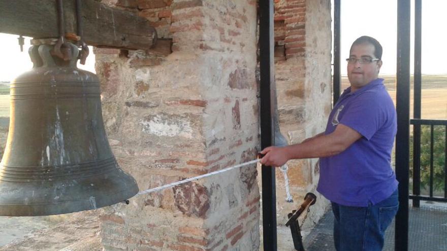 Un campanero tocando las campanas