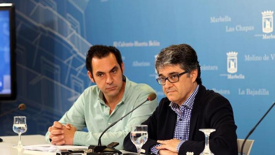 El concejal de Izquierda Unida Miguel Díaz y el portavoz del equipo de gobierno, Javier Porcuna.