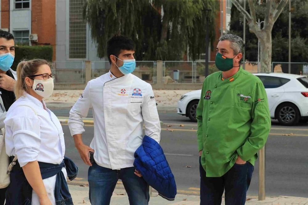 Hosteleros protestan en Cartagena por el cierre de los bares