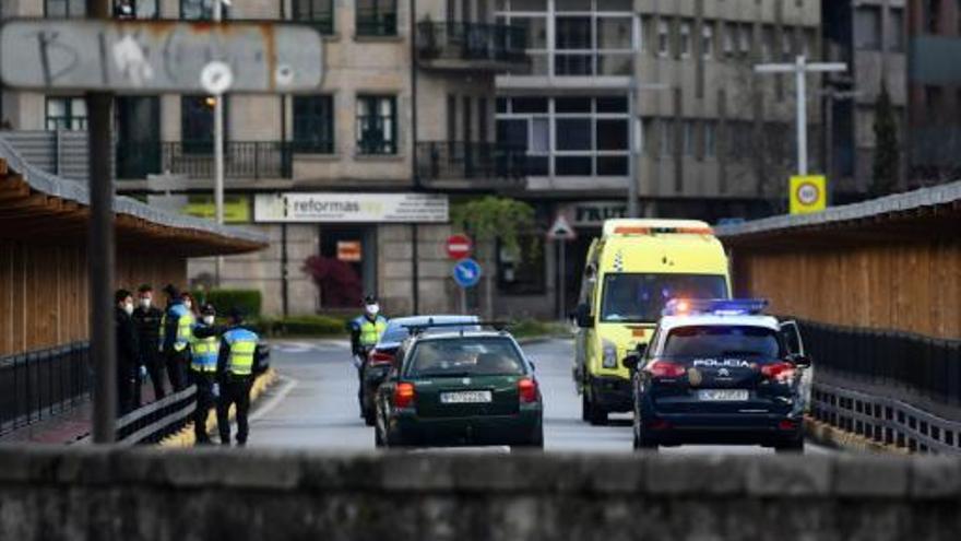 Amplio despliegue policial en un incidente con un indigente en el puente de A Barca