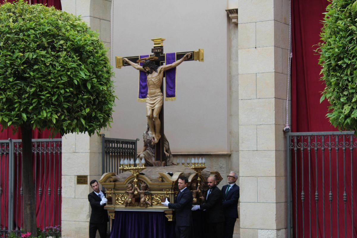 Cofrades del Cristo de la Victoria sacan su paso a la plaza durante el pregón de Crevillent