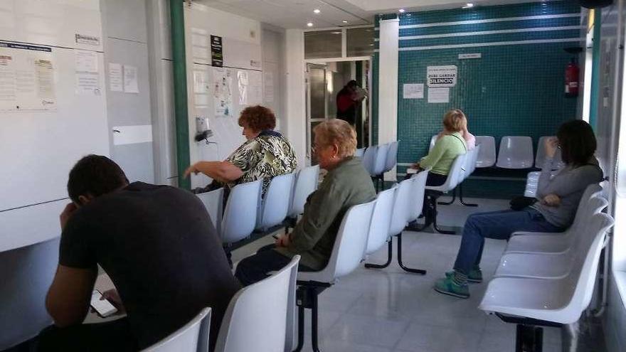 Pacientes, esperando a ser atendidos en el centro de salud de Poio. // G. Santos