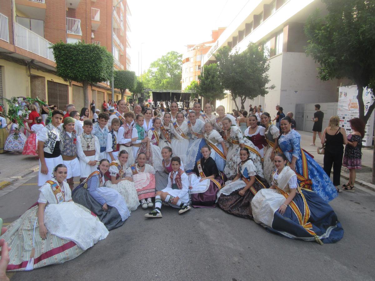Representantes mayores e infantiles de la Agrupació de Falles de Burjassot.