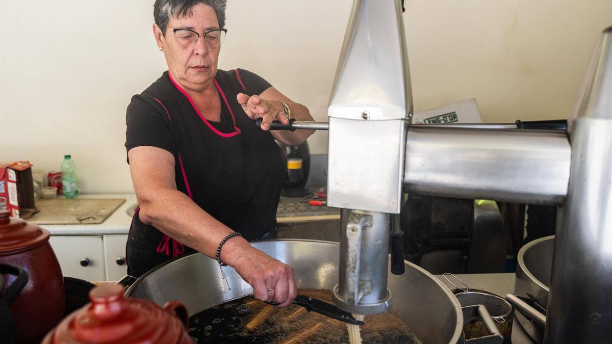 Teresa Buch prepara unos churros en la churrería El Sport de la plaza de Lesseps de Barcelona.