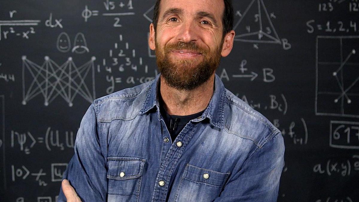 Eduardo Sáenz de Cabezón, delante de una pizarra. | CEDIDA