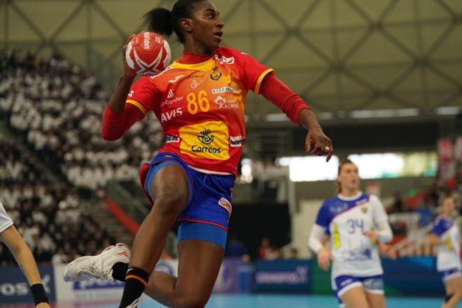 Alexandrina Cabral de España en acción durante el partido del Mundial femenino IHF entre España y Rusia en Kumamoto, Japón.