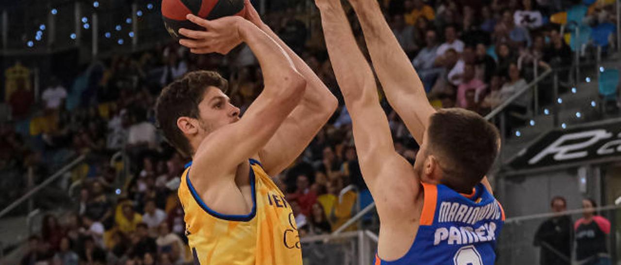 Oriol Paulí realiza un lanzamiento en el encuentro Herbalife-Valencia Basket.