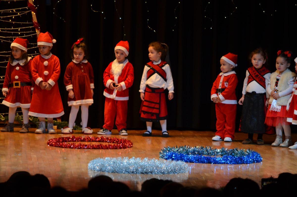 El colegio San Vicente de Paúl celebra la Navidad con teatro y villancicos