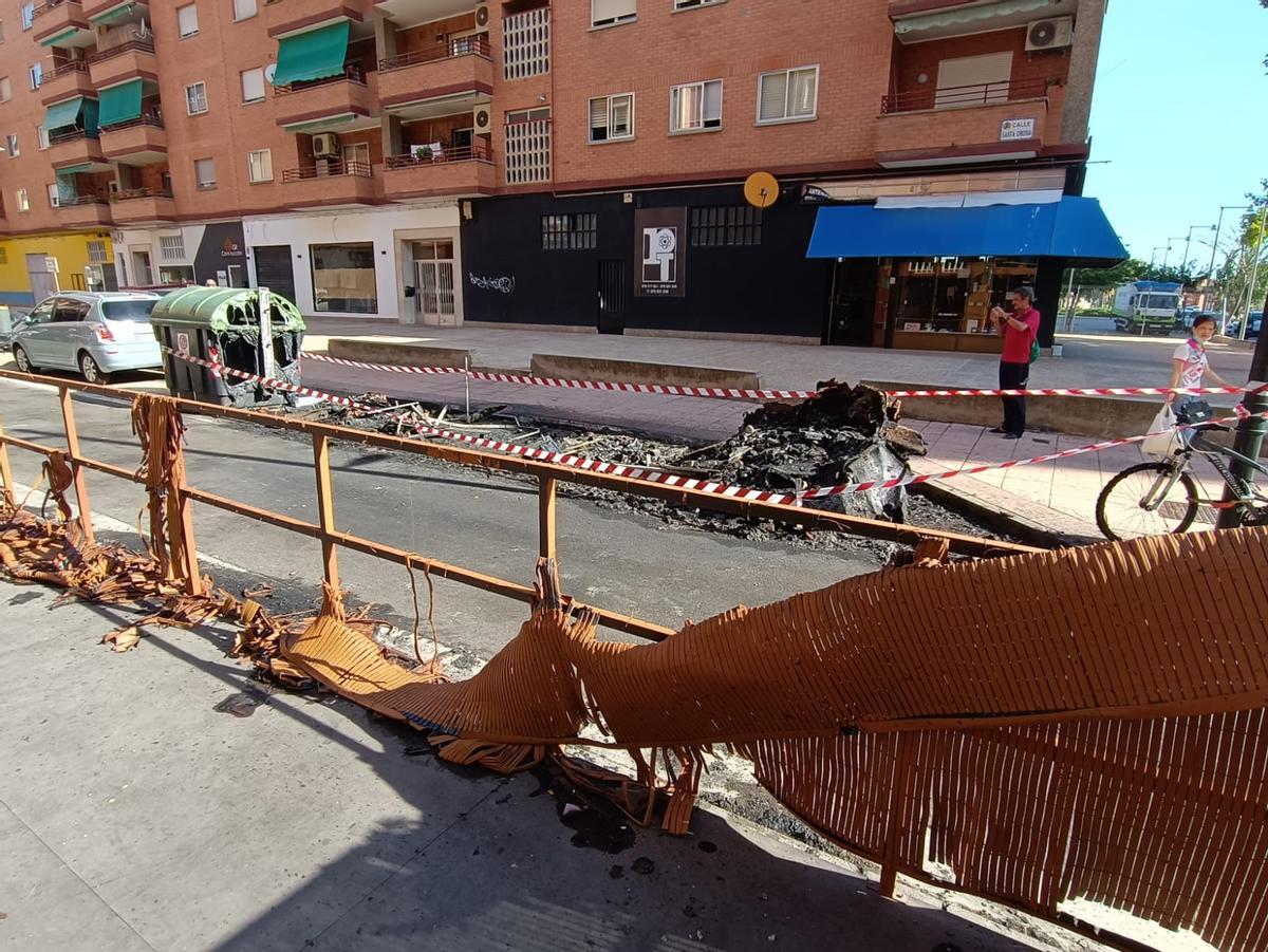 Varios contenedores quemados en la calle Santa Orosia de Zaragoza