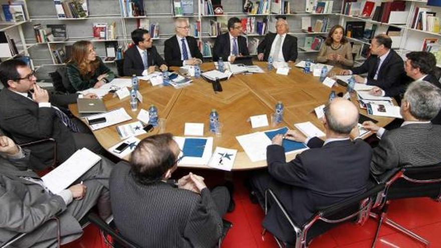 Mato y la secretaria de Estado de I+D, Carmen Vela, junto con rectores y representantes de las universidades de la red y la Xunta. // J. Santomé