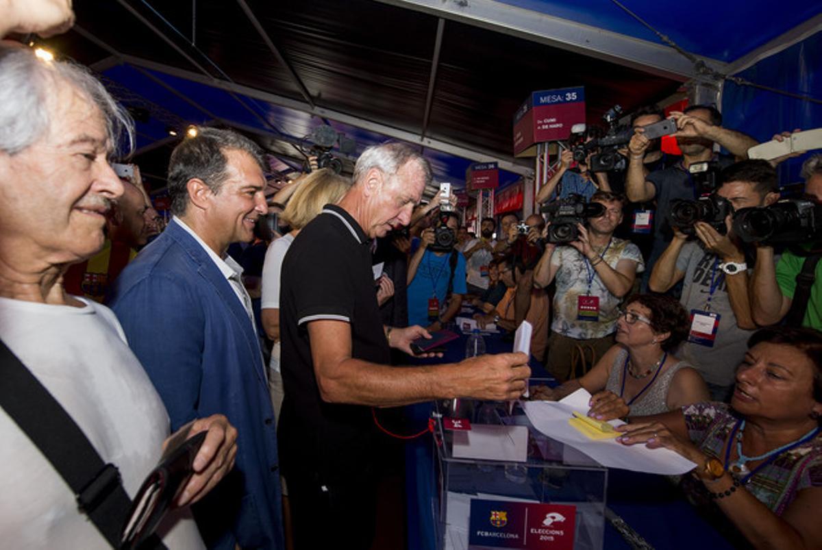 Johan Cruyff, acompanyat per Joan Laporta mentre votava.