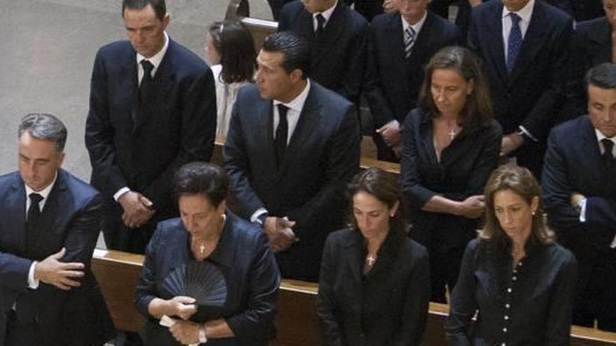 Imagen del funeral por Vicente Sala, con María del Carmen y sus hijos en primera fila en la iglesia.
