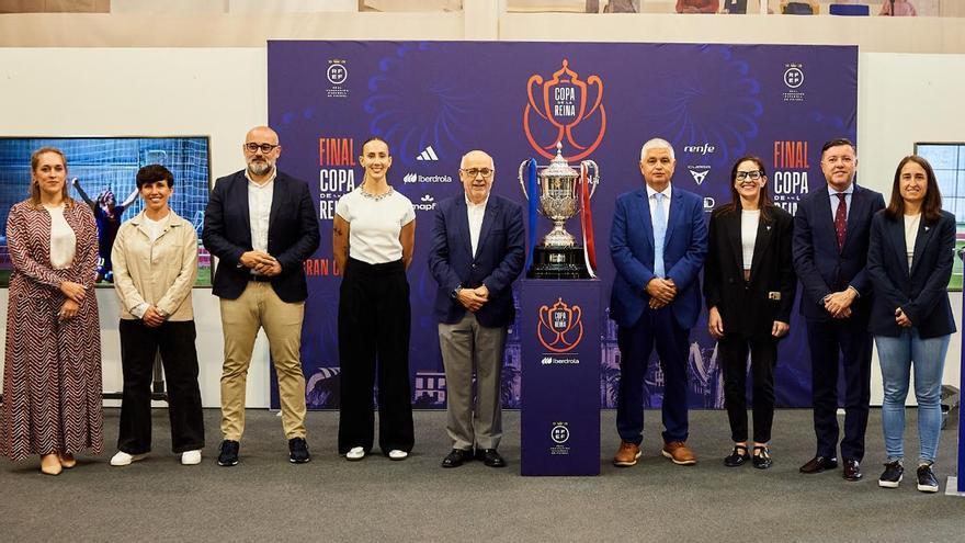 El trofeo de la Copa de la Reina de fútbol ya descansa en Gran Canaria a la espera de la batalla de este sábado entre el FC Barcelona y el Atlético de Madrid