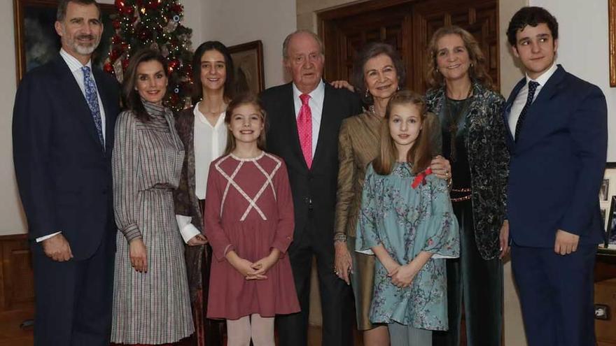 Por la izquierda, los Reyes Felipe VI y Letizia, Victoria Federica, don Juan Carlos, doña Sofía, la Infanta Elena y su hijo Froilán; en el centro, la Infanta Sofía y la Princesa de Asturias.