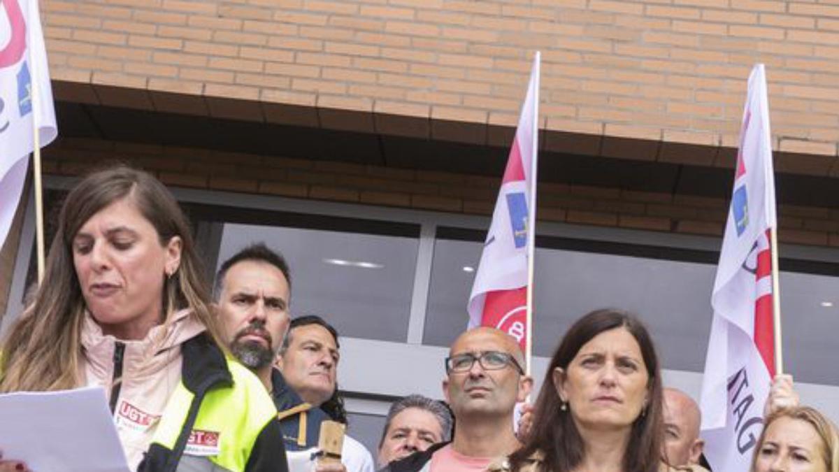Verónica Fernández Otero lee un manifiesto en defensa del empleo en Saint-Gobain en presencia de la alcaldesa de Castrillón, Yasmina Triguero, y los líderes de CC OO José Manuel Zapico y Damián Manzano.