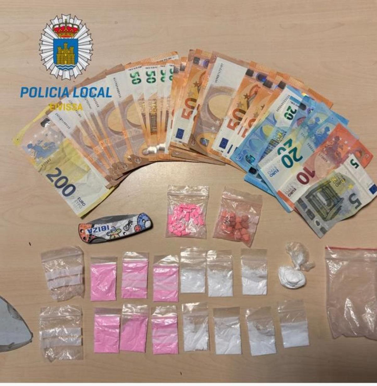 Dinero y droga incatadas en la  intervención en la avenida Ocho de Agosto.