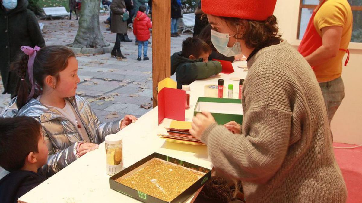 Una menor realiza adornos en el Parque de San Lázaro. |   // I. OSORIO