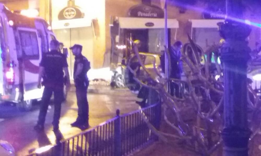 Una muerta y tres heridos al empotrarse un coche contra una panadería en Alicante