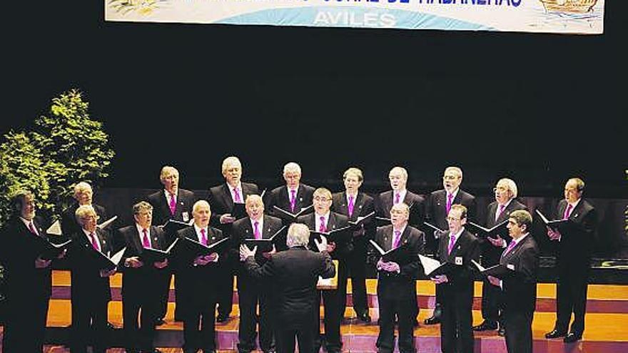 Actuación del Coro «Los Veteranos de Miranda de Ebro», ayer, en la Casa de Cultura.