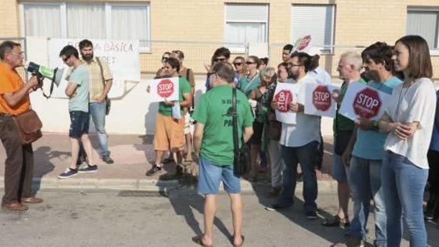 La alcaldesa de Gandia acude a la paralización de un desahucio