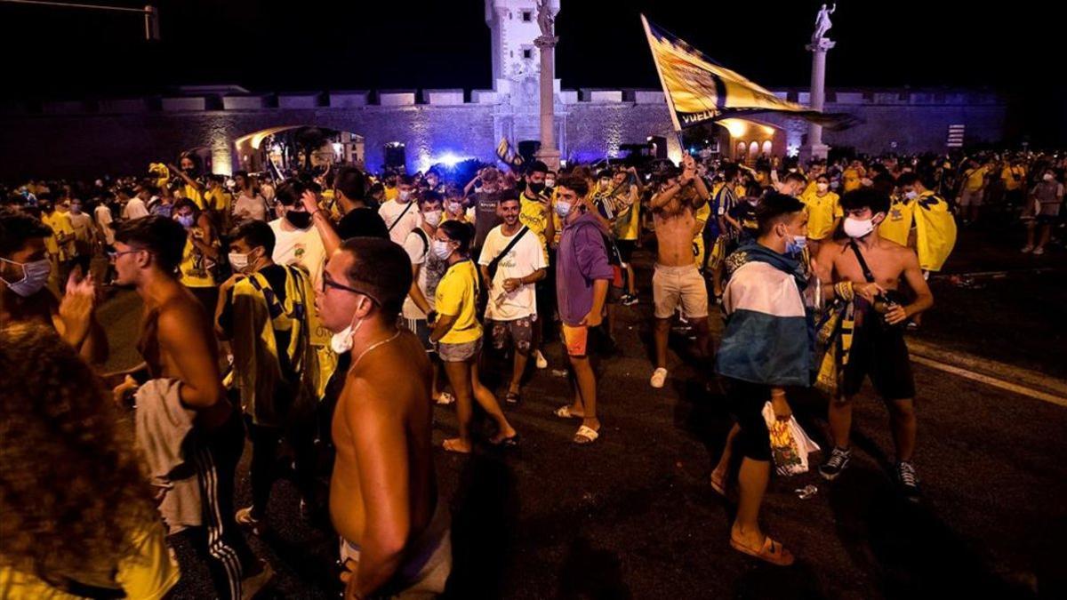 La afición del Cádiz celebró el ascenso de su equipo sin tener en cuenta las medidas sanitarias