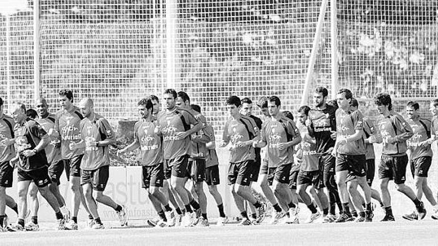 Los jugadores del Sporting, realizando carrera continua durante el inicio del entrenamiento matinal de ayer en Mareo.