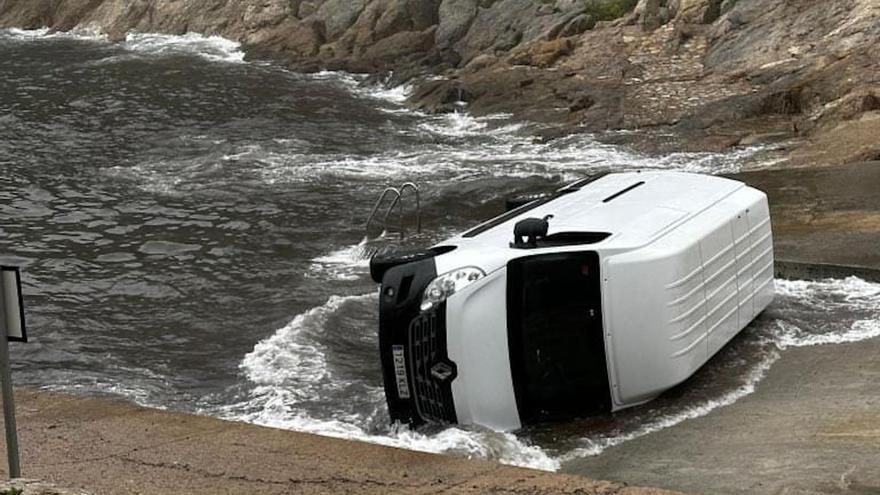 La furgoneta bolcada a la cala d&#039;Aiguafreda a Begur