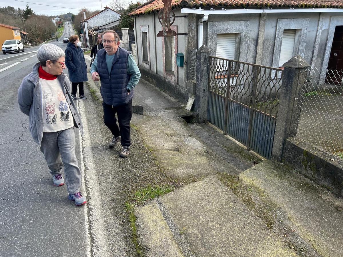 Desniveles en los accesos a las viviendas provocados por los reasfaltados de la carretera nacional
