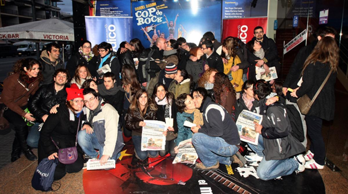 EL PERIÓDICO ha obsequiat avui, amb entrades per al musical ’Cop de Rock’, les primeres 25 parelles que han anat al Teatre Victòria i s’han fet un petó al davant de les taquilles.
