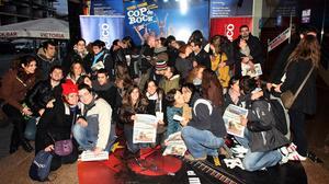EL PERIÓDICO ha obsequiat avui, amb entrades per al musical ’Cop de Rock’, les primeres 25 parelles que han anat al Teatre Victòria i s’han fet un petó al davant de les taquilles.