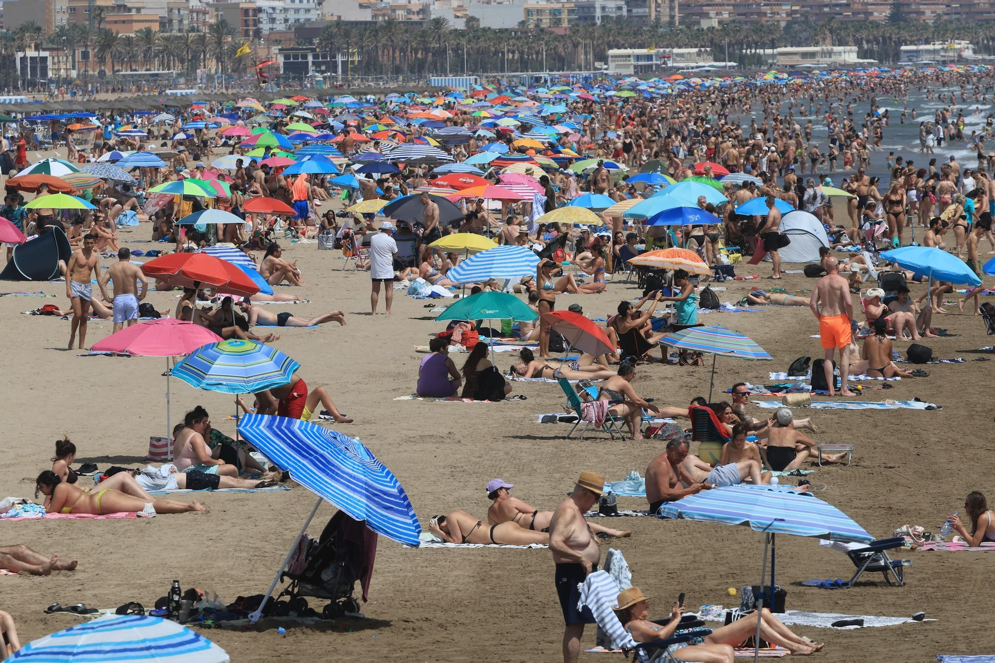 Lleno en la playa de València en un domingo con más de 30 grados