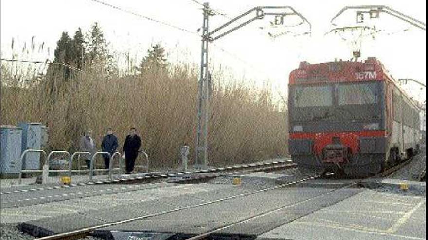 actual traçat. Les vies del tren al seu pas per Figueres travessant la zona urbana.