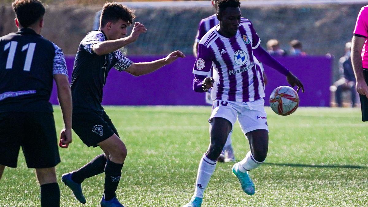 Jugadores del Flecha presionan a un futbolista del Valladolid, el pasado domingo.