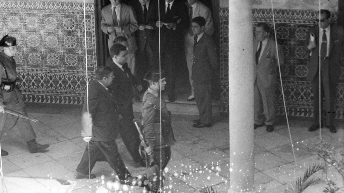 Escámez y sus dos socios en la Antigua Audiencia