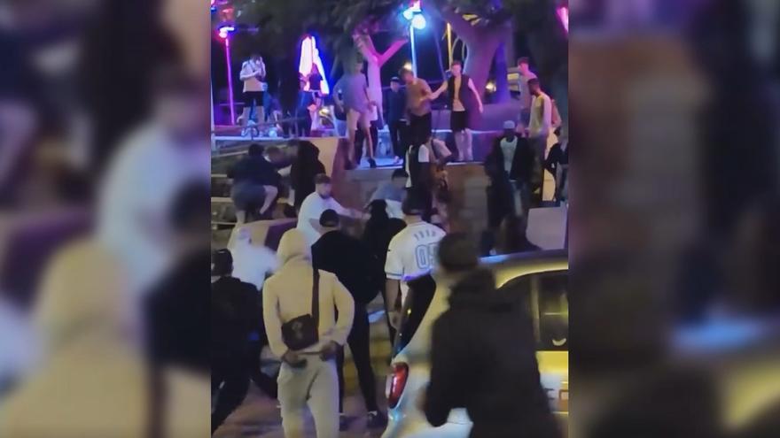 Las Verónicas, un ring internacional: gente por encima de los muros y palizas en una nueva pelea multitudinaria en el sur de Tenerife