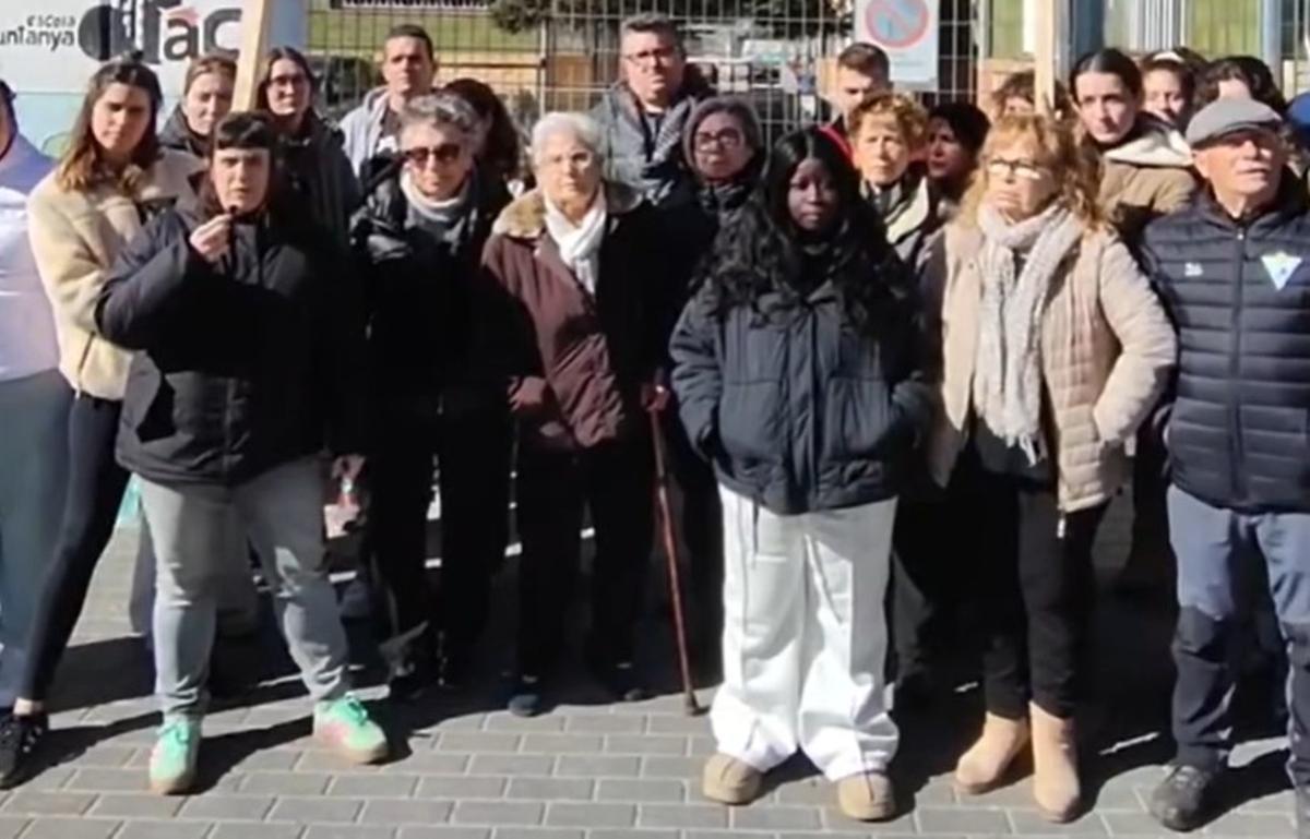 Imatge d'una acció de protesta conjunta de familiars d'alumnes i veïns