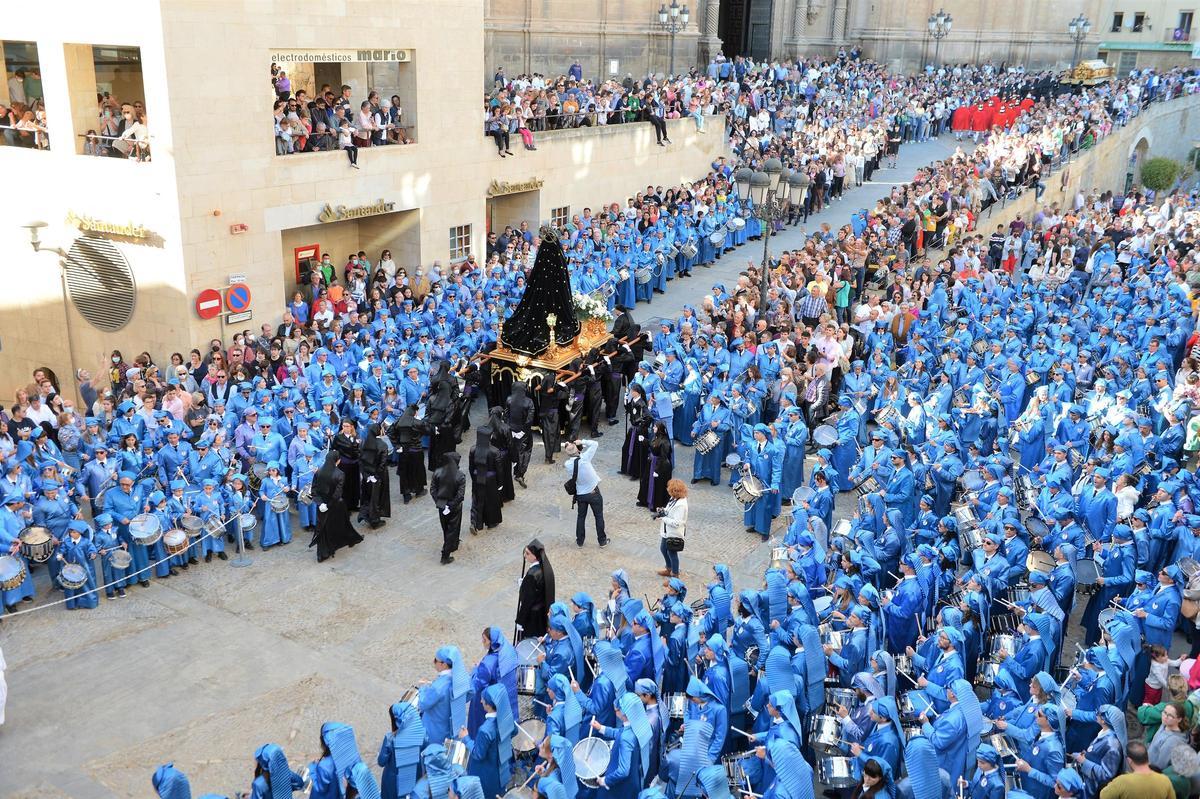 El azul celeste inunda las calles de la ciudad.