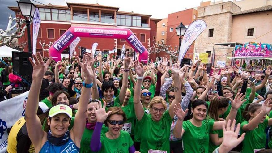 Numerosas participantes en la carrera solidaria de Muro.