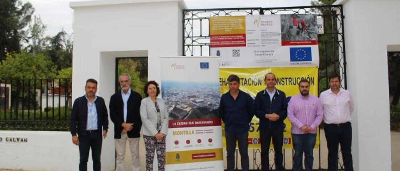 Rafael Llamas y Valeriano Rosales, junto a los técnicos municipales del Área de Urbanismo del Ayuntamiento.