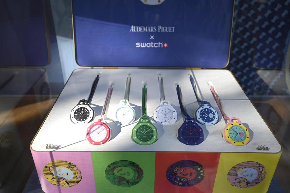 Cola de posibles compradores en el exterior de la tienda Swatch en Paseo de Gracia esquina Gran Vía, cerrada por motivos de seguridad según anuncia un cartel, a raíz de la venta del modelo Swatch creado en colaboración con la firma de relojes de lujo Audemars Piguet