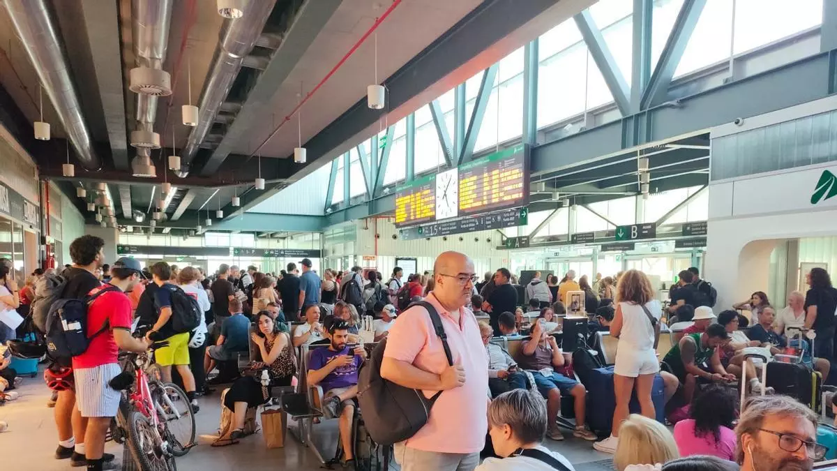Más de 1.500 pasajeros afectados por el corte del tren entre Ourense y Santiago: «No nos han sabido decir nada»