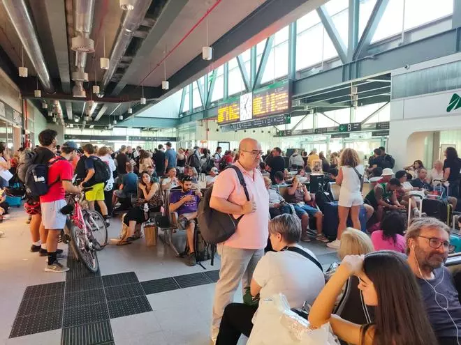 Viajeros del AVE entre Madrid y Vigo afectados por el corte Ourense-Santiago de Adif y Renfe: «No nos han sabido decir nada»